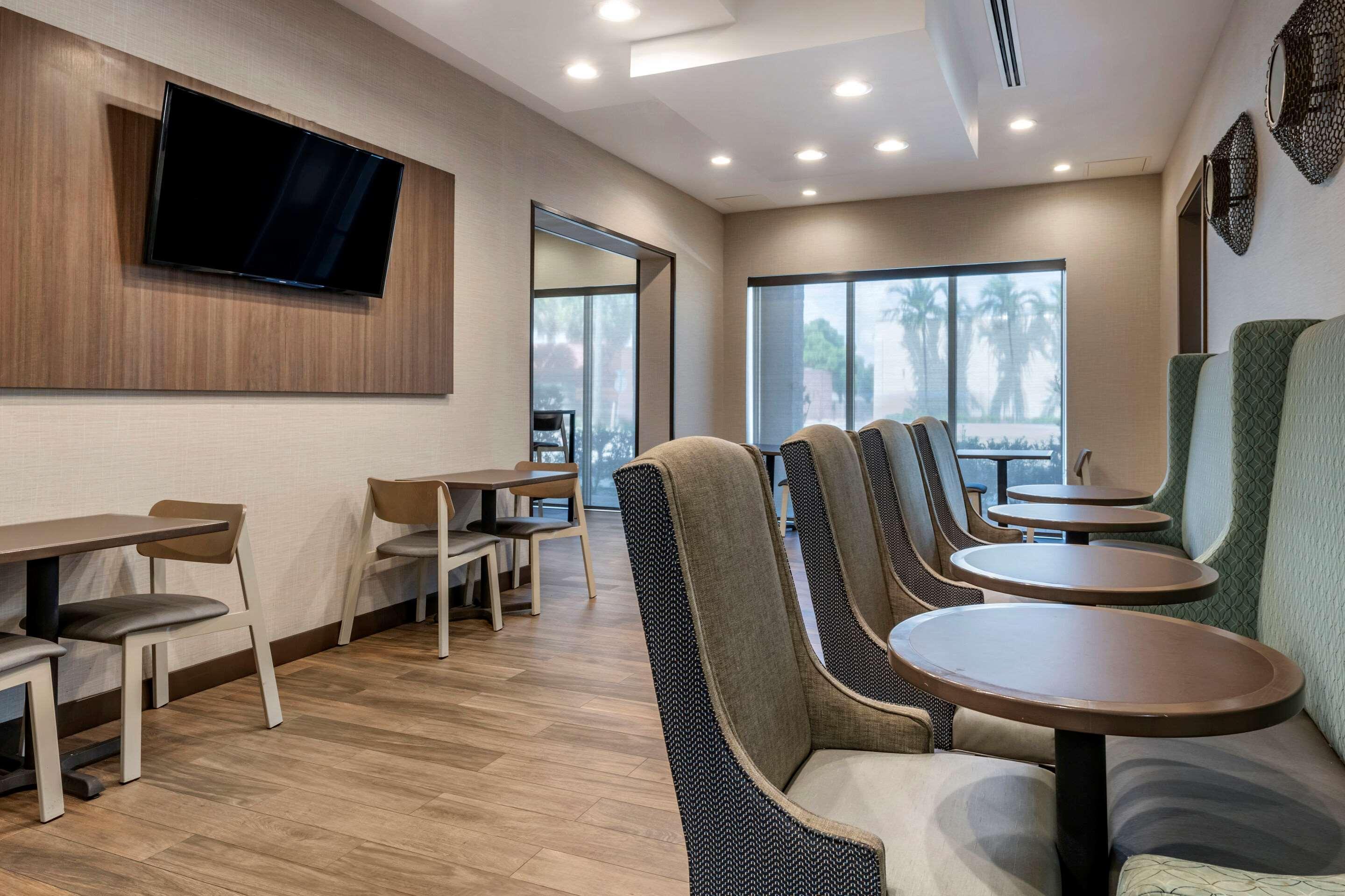Comfort Suites Fort Lauderdale Airport & Cruise Port Dania Beach Exterior photo
