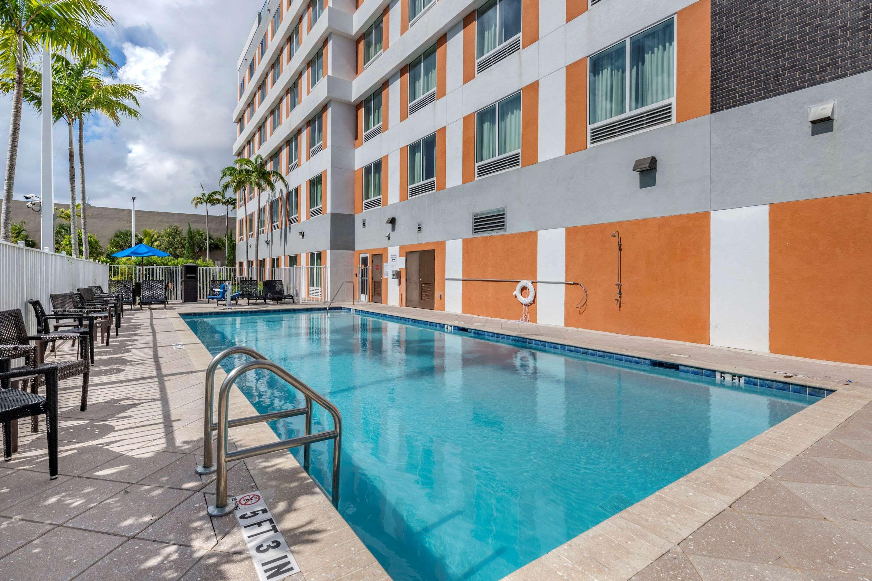 Comfort Suites Fort Lauderdale Airport & Cruise Port Dania Beach Exterior photo